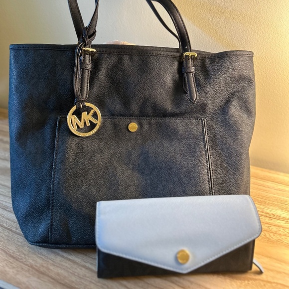 Michael Kors and Matching Wallet Set Tote - Picture 1 of 12